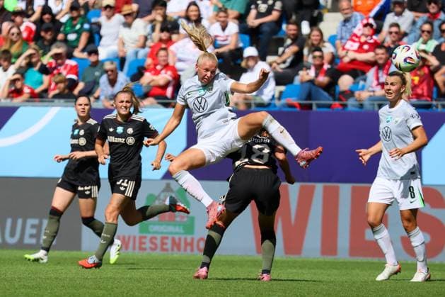 Karlsruhe, Deutschland 30. August 2025: DFB - Supercup - Frauen - 2025 2026 - FC Bayern München vs. VfL Wolfsburg Im Bild: v.li. die Dritte Ella Peddemors (VfL Wolfsburg) köpft den Ball DFB regulations prohibit any use of photographs as image sequences and or quasi-video BBBank Wildpark Baden Württemberg Copyright: xFotostandx xFantinix