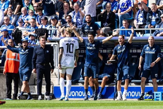 2. Fußball Bundesliga: VfL Bochum - SC Preußen Münster; 30.08.2025 Marvin Schulz (SC Preußen Münster, 10) steht vor dem Ersatzbank des VfL Bochum. 2. Fußball Bundesliga: VfL Bochum - SC Preußen Münster; Vonovia-Ruhrstadion, Bochum; 30.08.2025 DFL regulations prohibit any use of photographs as image sequences and or quasi video.