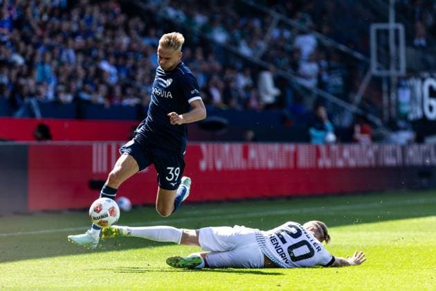 2. Fußball Bundesliga: VfL Bochum - SC Preußen Münster; 30.08.2025 Leandro Morgalla (VfL Bochum, 39), Jorrit Hendrix (SC Preußen Münster, 20) 2. Fußball Bundesliga: VfL Bochum - SC Preußen Münster; Vonovia-Ruhrstadion, Bochum; 30.08.2025 DFL regulations prohibit any use of photographs as image sequences and or quasi video.