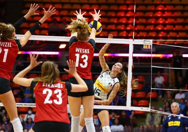 (250830) -- BANGKOK, Aug. 30, 2025 -- Stella Nervini (R) of Italy spikes the ball during the round of 16 match between Italy and Germany at the Volleyball Women s World Championship, WM, Weltmeisterschaft in Bangkok, Thailand, Aug. 30, 2025. ) (SP)THAILAND-BANGKOK-VOLLEYBALL-WOMEN S WORLD CHAMPIONSHIP-ITALY VS GERMANY SunxWeitong 
