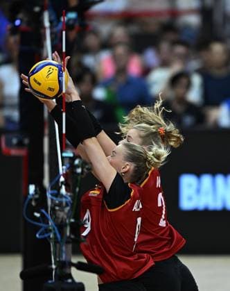(250830) -- BANGKOK, Aug. 30, 2025 -- Lina Alsmeier (front) and Camilla Weitzel of Germany block during the round of 16 match between Italy and Germany at the Volleyball Women s World Championship, WM, Weltmeisterschaft in Bangkok, Thailand, Aug. 30, 2025. ) (SP)THAILAND-BANGKOK-VOLLEYBALL-WOMEN S WORLD CHAMPIONSHIP-ITALY VS GERMANY HouxZhaokang 