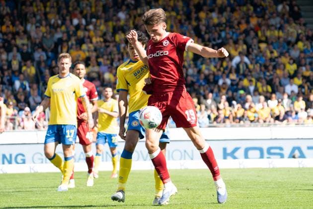 Maximilian Grosser (Nr. 19 DSC Arminia Bielefeld) gegen Johan Gomez (Nr. 44 Eintracht Braunschweig) GER, Eintracht Braunschweig gegen DSC Arminia Bielefeld, Fussball, 2. Bundesliga, 4. Spieltag, Spielzeit 2025 26, 30.08.2025 DFL REGULATIONS PROHIBIT ANY USE OF PHOTOGRAPHS AS IMAGE SEQUENCES AND OR QUASI-VIDEO GER, Eintracht Braunschweig gegen DSC Arminia Bielefeld, Fussball, 2. Bundesliga, 4. Spieltag, Spielzeit 2025 26, 30.08.2025 Braunschweig