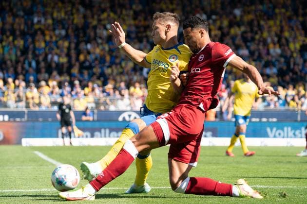 Ocansey (Nr. 45 DSC Arminia Bielefeld) gegen Sven Koehler (Nr. 27 Eintracht Braunschweig) GER, Eintracht Braunschweig gegen DSC Arminia Bielefeld, Fussball, 2. Bundesliga, 4. Spieltag, Spielzeit 2025 26, 30.08.2025 DFL REGULATIONS PROHIBIT ANY USE OF PHOTOGRAPHS AS IMAGE SEQUENCES AND OR QUASI-VIDEO GER, Eintracht Braunschweig gegen DSC Arminia Bielefeld, Fussball, 2. Bundesliga, 4. Spieltag, Spielzeit 2025 26, 30.08.2025 Braunschweig