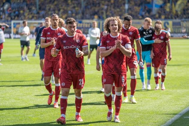 Stefano Russo (Nr. 21 DSC Arminia Bielefeld) Mael Corboz (Nr. 6 DSC Arminia Bielefeld) und Teamkollegen nach dem Spiel auf dem Weg zu den Fans GER, Eintracht Braunschweig gegen DSC Arminia Bielefeld, Fussball, 2. Bundesliga, 4. Spieltag, Spielzeit 2025 26, 30.08.2025 DFL REGULATIONS PROHIBIT ANY USE OF PHOTOGRAPHS AS IMAGE SEQUENCES AND OR QUASI-VIDEO GER, Eintracht Braunschweig gegen DSC Arminia Bielefeld, Fussball, 2. Bundesliga, 4. Spieltag, Spielzeit 2025 26, 30.08.2025 Braunschweig