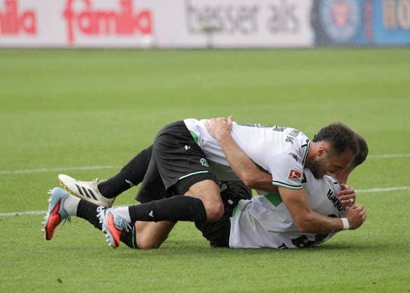 Freude bei Virgil Ghita (Hannover 96) undBoris Tomiak (Hannover 96) nach dem Sieg Fussball, Herren, Saison 2025 2026, 2.BL, Holstein Stadion, Holstein Kiel gegen Hannover 96, 1-2 DFL REGULATIONS PROHIBIT ANY USE OF PHOTOGRAPHS AS IMAGE SEQUENCES AND OR QUASI-VIDEO.