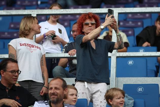 Unter den Zuschauern Lucy Diakovska, GER, FC Bayern Muenchen vs. VfL Wolfsburg, Google Pixel Supercup der Frauen, Finale, 2025 2026, 30.08.2025, DFL REGULATIONS PROHIBIT ANY USE OF PHOTOGRAPHS AS IMAGE SEQUENCES AND OR QUASI-VIDEO, GER, FC Bayern Muenchen vs. VfL Wolfsburg, Google Pixel Supercup der Frauen, Finale, 2025 2026, 30.08.2025 Karlsruhe Copyright: xEibner-Pressefoto JanxPrihodax EP_JPA