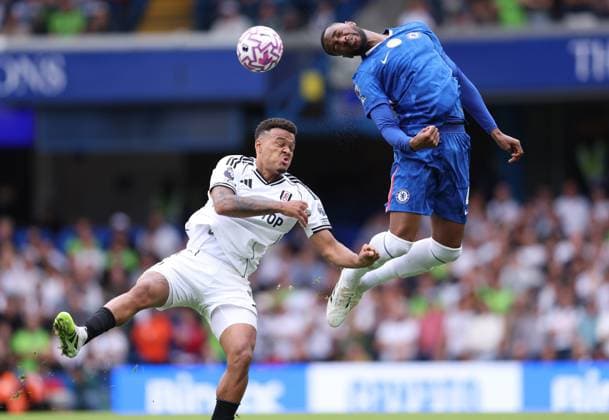 Sport Bilder des Tages London, England, 30th August 2025. Rodrigo Muniz of Fulham and Tosin Adarabioyo of Chelsea challenge for the ball during the Chelsea vs Fulham Premier League match at Stamford Bridge, London. Picture credit should read: Paul Terry Sportimage EDITORIAL USE ONLY. No use with unauthorised audio, video, data, fixture lists, club league logos or live services. Online in-match use limited to 120 images, no video emulation. No use in betting, games or single club league player publications. SPI_048_PT_Chelsea_Fulham SPI-4094-0048