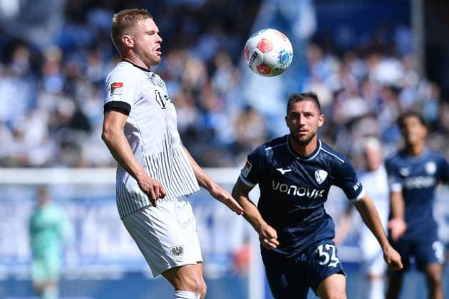 Fußball 2. Bundesliga 4. Spieltag VfL Bochum - SC Preußen Münster am 30.08.2025 im Vonovia Ruhrstadion in Bochum Lars Lokotsch ( Münster ), vorne - Maximilian Wittek ( Bochum ), hinten DFL regulations prohibit any use of photographs as image sequences and or quasi-video.