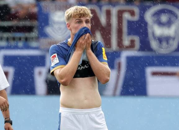 Niklas Niehoff (Holstein Kiel) enttaeuscht Fussball, Herren, Saison 2025 2026, 2.BL, Holstein Stadion, Holstein Kiel gegen Hannover 96, 1-2 DFL REGULATIONS PROHIBIT ANY USE OF PHOTOGRAPHS AS IMAGE SEQUENCES AND OR QUASI-VIDEO.
