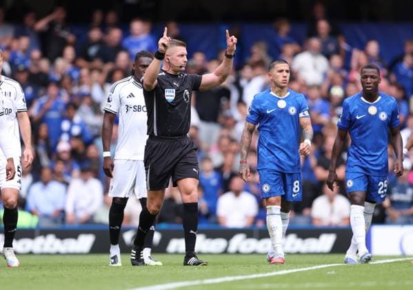 London, England, 30th August 2025. Referee Robert Jones signals he™s going to look at the pitch side VAR screen before awarding Chelsea a penalty during the Chelsea vs Fulham Premier League match at Stamford Bridge, London. Picture credit should read: Paul Terry Sportimage EDITORIAL USE ONLY. No use with unauthorised audio, video, data, fixture lists, club league logos or live services. Online in-match use limited to 120 images, no video emulation. No use in betting, games or single club league player publications. SPI_050_PT_Chelsea_Fulham SPI-4094-0050