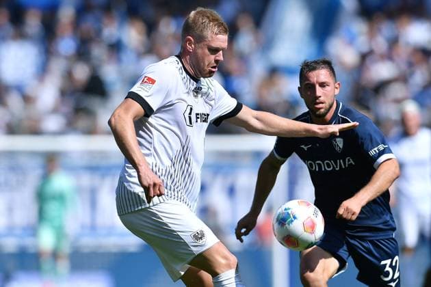 Fußball 2. Bundesliga 4. Spieltag VfL Bochum - SC Preußen Münster am 30.08.2025 im Vonovia Ruhrstadion in Bochum Lars Lokotsch ( Münster ), vorne - Maximilian Wittek ( Bochum ), hinten DFL regulations prohibit any use of photographs as image sequences and or quasi-video.