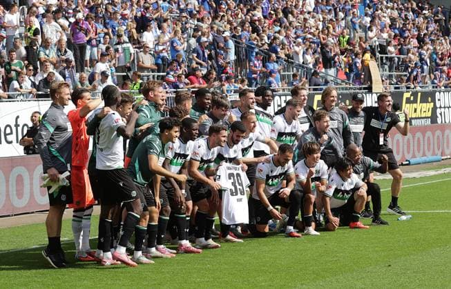 Siegerfoto mit Trikot 39 Fussball, Herren, Saison 2025 2026, 2.BL, Holstein Stadion, Holstein Kiel gegen Hannover 96, 1-2 DFL REGULATIONS PROHIBIT ANY USE OF PHOTOGRAPHS AS IMAGE SEQUENCES AND OR QUASI-VIDEO.