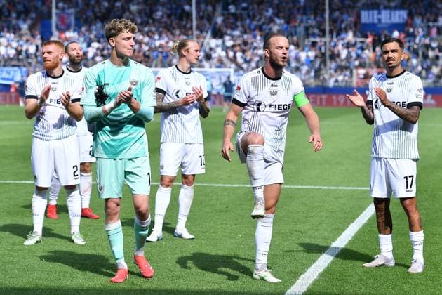 Fußball 2. Bundesliga 4. Spieltag VfL Bochum - SC Preußen Münster am 30.08.2025 im Vonovia Ruhrstadion in Bochum Spieler des SC Preußen Münster feiern den Auwärtssieg Johannes Schenk ( Münster ), links - Jorrit Hendrix ( Münster ), mitte - Oliver Batista Meier ( Münster ), rechts DFL regulations prohibit any use of photographs as image sequences and or quasi-video.