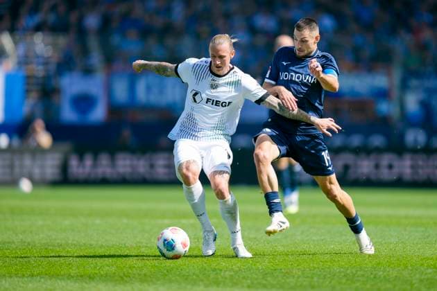 Marvin Schulz (Preußen Münster) und Matus Bero (VfL Bochum) im Kampf um den Ball waehrend des spiels der 2. Bundesliga zwischen VfL Bochum und Preußen Münster, Vonovia Ruhrstadion am 30. August 2025 in Bochum, Deutschland. (Foto von Alex Gottschalk DeFodi Images) +++ Marvin Schulz (Preußen Münster) und Matus Bero (VfL Bochum) battle for the ball during the 2. Bundesliga match between VfL Bochum and Preußen Münster at Vonovia Ruhrstadion on August 30, 2025 in Bochum, Germany. (Photo by Alex Gottschalk DeFodi Images) DFB DFL REGULATIONS PROHIBIT ANY USE OF PHOTOGRAPHS AS IMAGE SEQUENCES AND OR QUASI-VIDEO. (Photo by Alex Gottschalk DeFodi Images) DFB DFL REGULATIONS PROHIBIT ANY USE OF PHOTOGRAPHS AS IMAGE SEQUENCES AND OR QUASI-VIDEO.