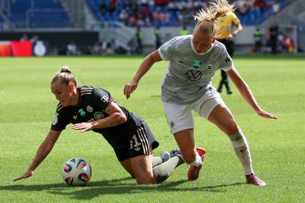 links nach rechts: Georgia Stanway 31 (FC Bayern Muenchen Frauen) im Duell mit Ella Peddemors 5 (VfL Wolfsburg Frauen), FC Bayern Muenchen Frauen vs. VfL Wolfsburg Frauen, DFL, Bundesliga, Saison 2025 2026, BBBank Wildpark, Google Pixel Supercup der Frauen, 30.08.2025 DFB regulations prohibit any use of photographs as image sequences and or quasi-video Karlsruhe Baden-Wuerttemberg Deutschland
