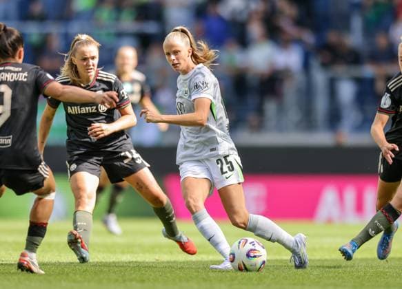 DEU, Karlsruhe, Bayern München vs VfL Wolfsburg, Google Pixel Supercup der Frauen, DFB, BBBank Wildpark, Finale, im Bild v.l.n.r: Georgia Stanway (Bayern München 31), Vivien Endemann (VfL Wolfsburg 25) DFB DFL REGULATIONS PROHIBIT ANY USE OF PHOTOGRAPHS AS IMAGE SEQUENCES AND OR QUASI-VIDEO, 30.08.2025, Copyright: HMBxMedia HendrikxHamelau