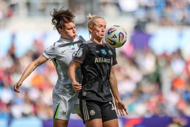 DEU, Karlsruhe, Bayern München vs VfL Wolfsburg, Google Pixel Supercup der Frauen, DFB, BBBank Wildpark, Finale, im Bild v.l.n.r: Caitlin Dijkstra (VfL Wolfsburg 3), Lea Schüller (Bayern München 11) DFB DFL REGULATIONS PROHIBIT ANY USE OF PHOTOGRAPHS AS IMAGE SEQUENCES AND OR QUASI-VIDEO, 30.08.2025, Copyright: HMBxMedia HendrikxHamelau