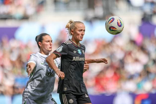 DEU, Karlsruhe, Bayern München vs VfL Wolfsburg, Google Pixel Supercup der Frauen, DFB, BBBank Wildpark, Finale, im Bild v.l.n.r: Caitlin Dijkstra (VfL Wolfsburg 3), Lea Schüller (Bayern München 11) DFB DFL REGULATIONS PROHIBIT ANY USE OF PHOTOGRAPHS AS IMAGE SEQUENCES AND OR QUASI-VIDEO, 30.08.2025, Copyright: HMBxMedia HendrikxHamelau