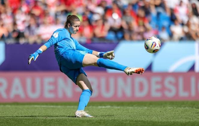 DEU, Karlsruhe, Bayern München vs VfL Wolfsburg, Google Pixel Supercup der Frauen, DFB, BBBank Wildpark, Finale, im Bild: Stina Johannes (VfL Wolfsburg 1) DFB DFL REGULATIONS PROHIBIT ANY USE OF PHOTOGRAPHS AS IMAGE SEQUENCES AND OR QUASI-VIDEO, 30.08.2025, Copyright: HMBxMedia HendrikxHamelau