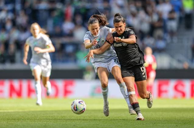 DEU, Karlsruhe, Bayern München vs VfL Wolfsburg, Google Pixel Supercup der Frauen, DFB, BBBank Wildpark, Finale, im Bild v.l.n.r: Joelle Wedemeyer (VfL Wolfsburg 24), Jovana Damnjanović (Bayern München 9) DFB DFL REGULATIONS PROHIBIT ANY USE OF PHOTOGRAPHS AS IMAGE SEQUENCES AND OR QUASI-VIDEO, 30.08.2025, Copyright: HMBxMedia HendrikxHamelau