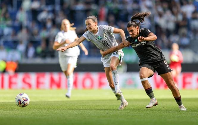 DEU, Karlsruhe, Bayern München vs VfL Wolfsburg, Google Pixel Supercup der Frauen, DFB, BBBank Wildpark, Finale, im Bild v.l.n.r: Joelle Wedemeyer (VfL Wolfsburg 24), Jovana Damnjanović (Bayern München 9) DFB DFL REGULATIONS PROHIBIT ANY USE OF PHOTOGRAPHS AS IMAGE SEQUENCES AND OR QUASI-VIDEO, 30.08.2025, Copyright: HMBxMedia HendrikxHamelau