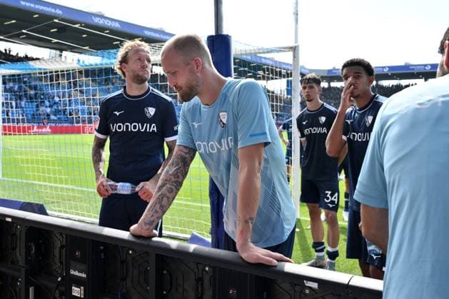 Kevin Vogt (VfL Bochum), Philipp Hofmann (VfL Bochum), Cajetan Lenz (VfL Bochum), Francis Onyeka (VfL Bochum), v.li., nach der Niederlage 30.08.2025, Fussball 2. Bundesliga, Saison 2025 2026, 4. Spieltag, VfL Bochum - Preußen Münster DFL regulations prohibit any use of photographs as image sequences and or quasi-video Bochum Vonovia Ruhrstadion Nordrhein Westfalen Deutschland