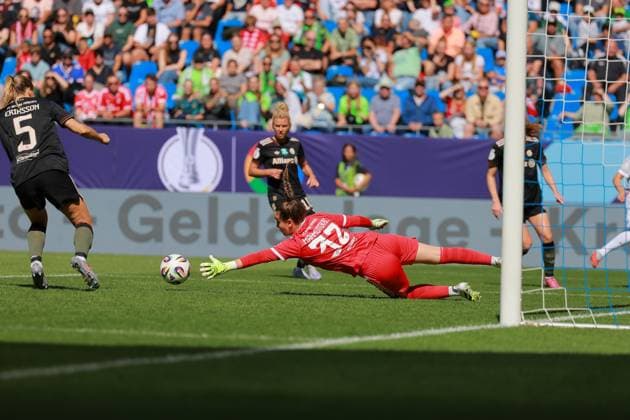 RECORD DATE NOT STATED Ena Mahmutovic (32, FC Bayern Frauen 1) pariert Ball Fußball I Frauen I Saison 2025-2026 I Supercup I FC Bayern München – VFL Wolfsburg I 29.08.2025 Copyright: xMaxxMesterx