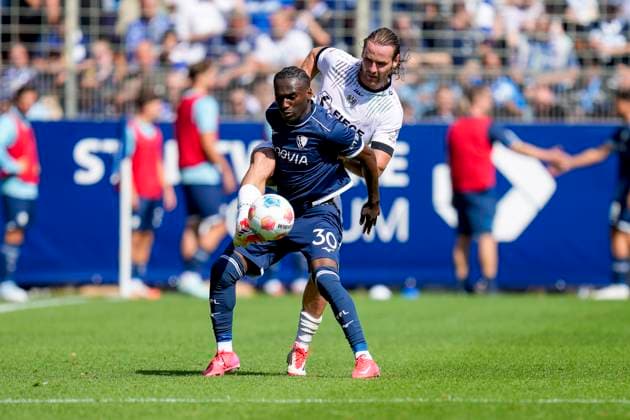 Owono Darnell Keumo (VfL Bochum) und Jannis Heuer (Preußen Münster) im Kampf um den Ball waehrend des spiels der 2. Bundesliga zwischen VfL Bochum und Preußen Münster, Vonovia Ruhrstadion am 30. August 2025 in Bochum, Deutschland. (Foto von Alex Gottschalk DeFodi Images) +++ Owono Darnell Keumo (VfL Bochum) und Jannis Heuer (Preußen Münster) battle for the ball during the 2. Bundesliga match between VfL Bochum and Preußen Münster at Vonovia Ruhrstadion on August 30, 2025 in Bochum, Germany. (Photo by Alex Gottschalk DeFodi Images) DFB DFL REGULATIONS PROHIBIT ANY USE OF PHOTOGRAPHS AS IMAGE SEQUENCES AND OR QUASI-VIDEO. (Photo by Alex Gottschalk DeFodi Images) DFB DFL REGULATIONS PROHIBIT ANY USE OF PHOTOGRAPHS AS IMAGE SEQUENCES AND OR QUASI-VIDEO.