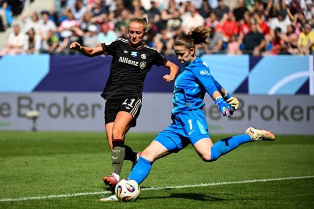 Fußball I Frauen I Saison 2025-2026 I Supercup I FC Bayern München - VfL Wolfsburg I 30.08.2025 Lea Schüller (11, FC Bayern München) läuft Stina Johannes (1, VfL Wolfsburg) an, die einen Abstoß ausführt Karlsruhe BBBank Wildpark Baden-Württemberg Deutschland Copyright: xLobeca InesxHähnelx