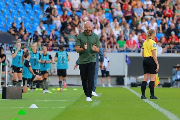RECORD DATE NOT STATED Stephan Lerch (Cheftrainer; VFL) an der Seitenlinie beim Spiel Fußball I Frauen I Saison 2025-2026 I Supercup I FC Bayern München – VFL Wolfsburg I 29.08.2025 Copyright: xMaxxMesterx