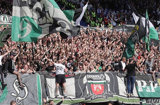 Fans von Hannover feiern ihr Team Fussball, Herren, Saison 2025 2026, 2.BL, Holstein Stadion, Holstein Kiel gegen Hannover 96, 1-2 DFL REGULATIONS PROHIBIT ANY USE OF PHOTOGRAPHS AS IMAGE SEQUENCES AND OR QUASI-VIDEO.