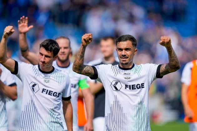die spieler von Preußen Münster jubeln nach dem sieg waehrend des spiels der 2. Bundesliga zwischen VfL Bochum und Preußen Münster, Vonovia Ruhrstadion am 30. August 2025 in Bochum, Deutschland. (Foto von Alex Gottschalk DeFodi Images) +++ the players of Preußen Münster celebrate after winning during the 2. Bundesliga match between VfL Bochum and Preußen Münster at Vonovia Ruhrstadion on August 30, 2025 in Bochum, Germany. (Photo by Alex Gottschalk DeFodi Images) DFB DFL REGULATIONS PROHIBIT ANY USE OF PHOTOGRAPHS AS IMAGE SEQUENCES AND OR QUASI-VIDEO. (Photo by Alex Gottschalk DeFodi Images) DFB DFL REGULATIONS PROHIBIT ANY USE OF PHOTOGRAPHS AS IMAGE SEQUENCES AND OR QUASI-VIDEO.