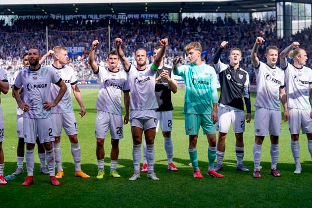 die spieler von Preußen Münster jubeln nach dem sieg waehrend des spiels der 2. Bundesliga zwischen VfL Bochum und Preußen Münster, Vonovia Ruhrstadion am 30. August 2025 in Bochum, Deutschland. (Foto von Alex Gottschalk DeFodi Images) +++ the players of Preußen Münster celebrate after winning during the 2. Bundesliga match between VfL Bochum and Preußen Münster at Vonovia Ruhrstadion on August 30, 2025 in Bochum, Germany. (Photo by Alex Gottschalk DeFodi Images) DFB DFL REGULATIONS PROHIBIT ANY USE OF PHOTOGRAPHS AS IMAGE SEQUENCES AND OR QUASI-VIDEO. (Photo by Alex Gottschalk DeFodi Images) DFB DFL REGULATIONS PROHIBIT ANY USE OF PHOTOGRAPHS AS IMAGE SEQUENCES AND OR QUASI-VIDEO.