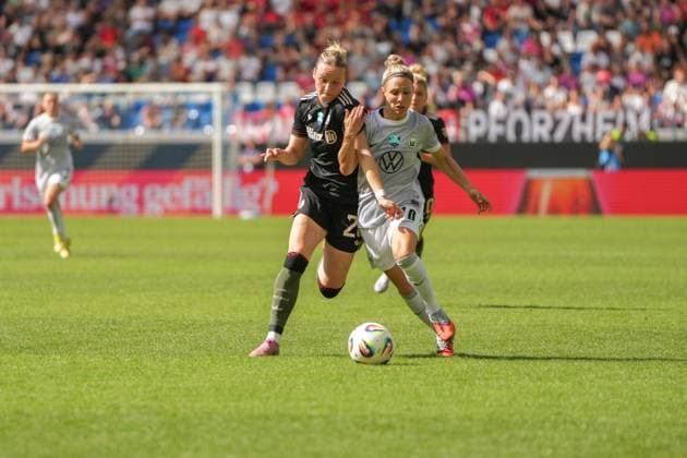 Google Pixel Supercup der Frauen, FC Bayern München vs VfL Wolfsburg, 30.08.2025 Zweikampf zwischen Franziska Kett (FC Bayern München, 20) und Svenja Huth (VfL Wolfsburg, 10) Google Pixel Supercup der Frauen, FC Bayern München vs VfL Wolfsburg, BBBank Wildpark Karlsruhe, 30.08.2025 DFB DFL REGULATIONS PROHIBIT ANY USE OF PHOTOGRAPHS AS IMAGE SEQUENCES AND OR QUASI-VIDEO. Copyright: xBEAUTIFULxSPORTS Boscox