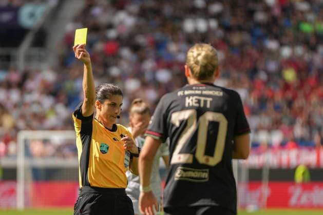 Google Pixel Supercup der Frauen, FC Bayern München vs VfL Wolfsburg, 30.08.2025 Riem Hussein (Schiedsrichterin) mit der Gelben Karte für Franziska Kett (FC Bayern München, 20) Google Pixel Supercup der Frauen, FC Bayern München vs VfL Wolfsburg, BBBank Wildpark Karlsruhe, 30.08.2025 DFB DFL REGULATIONS PROHIBIT ANY USE OF PHOTOGRAPHS AS IMAGE SEQUENCES AND OR QUASI-VIDEO. Copyright: xBEAUTIFULxSPORTS Boscox