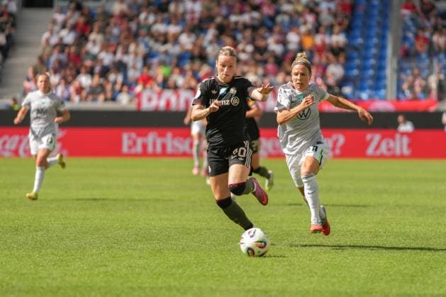 Google Pixel Supercup der Frauen, FC Bayern München vs VfL Wolfsburg, 30.08.2025 Zweikampf zwischen Franziska Kett (FC Bayern München, 20) und Svenja Huth (VfL Wolfsburg, 10) Google Pixel Supercup der Frauen, FC Bayern München vs VfL Wolfsburg, BBBank Wildpark Karlsruhe, 30.08.2025 DFB DFL REGULATIONS PROHIBIT ANY USE OF PHOTOGRAPHS AS IMAGE SEQUENCES AND OR QUASI-VIDEO. Copyright: xBEAUTIFULxSPORTS Boscox