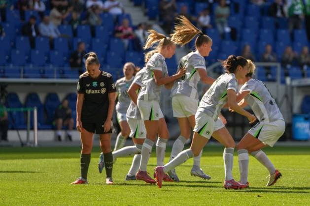 Google Pixel Supercup der Frauen, FC Bayern München vs VfL Wolfsburg, 30.08.2025 Vivien Endemann (VfL Wolfsburg, 25) mit ihrem Torjubel zum 2:1 Google Pixel Supercup der Frauen, FC Bayern München vs VfL Wolfsburg, BBBank Wildpark Karlsruhe, 30.08.2025 DFB DFL REGULATIONS PROHIBIT ANY USE OF PHOTOGRAPHS AS IMAGE SEQUENCES AND OR QUASI-VIDEO. Copyright: xBEAUTIFULxSPORTS Boscox