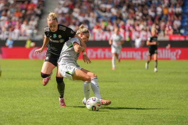 Google Pixel Supercup der Frauen, FC Bayern München vs VfL Wolfsburg, 30.08.2025 Zweikampf zwischen Franziska Kett (FC Bayern München, 20) und Svenja Huth (VfL Wolfsburg, 10) Google Pixel Supercup der Frauen, FC Bayern München vs VfL Wolfsburg, BBBank Wildpark Karlsruhe, 30.08.2025 DFB DFL REGULATIONS PROHIBIT ANY USE OF PHOTOGRAPHS AS IMAGE SEQUENCES AND OR QUASI-VIDEO. Copyright: xBEAUTIFULxSPORTS Boscox