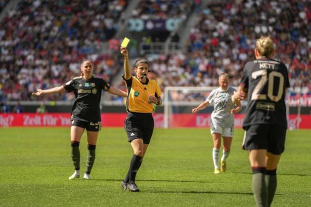 Google Pixel Supercup der Frauen, FC Bayern München vs VfL Wolfsburg, 30.08.2025 Riem Hussein (Schiedsrichterin) mit der Gelben Karte für Franziska Kett (FC Bayern München, 20) Google Pixel Supercup der Frauen, FC Bayern München vs VfL Wolfsburg, BBBank Wildpark Karlsruhe, 30.08.2025 DFB DFL REGULATIONS PROHIBIT ANY USE OF PHOTOGRAPHS AS IMAGE SEQUENCES AND OR QUASI-VIDEO. Copyright: xBEAUTIFULxSPORTS Boscox