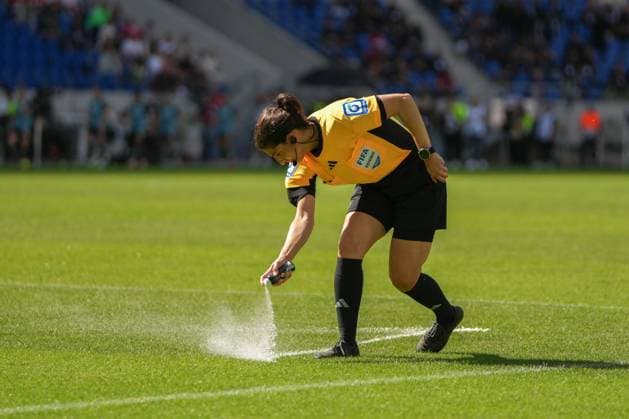 Google Pixel Supercup der Frauen, FC Bayern München vs VfL Wolfsburg, 30.08.2025 Riem Hussein (Schiedsrichterin) beim Sprühen der Mauerlinie Google Pixel Supercup der Frauen, FC Bayern München vs VfL Wolfsburg, BBBank Wildpark Karlsruhe, 30.08.2025 DFB DFL REGULATIONS PROHIBIT ANY USE OF PHOTOGRAPHS AS IMAGE SEQUENCES AND OR QUASI-VIDEO. Copyright: xBEAUTIFULxSPORTS Boscox