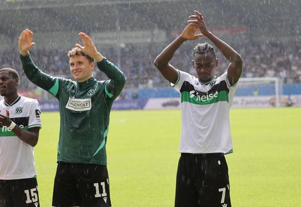 Benedikt Pichler (Hannover 96), Mustapha Bundu (Hannover 96) feiern den Sieg Fussball, Herren, Saison 2025 2026, 2.BL, Holstein Stadion, Holstein Kiel gegen Hannover 96, 1-2 DFL REGULATIONS PROHIBIT ANY USE OF PHOTOGRAPHS AS IMAGE SEQUENCES AND OR QUASI-VIDEO.