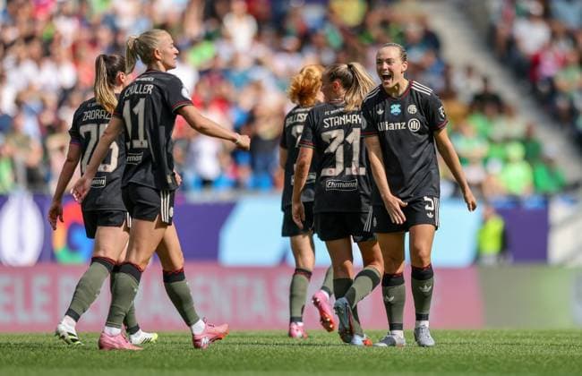 DEU, Karlsruhe, Bayern München vs VfL Wolfsburg, Google Pixel Supercup der Frauen, DFB, BBBank Wildpark, Finale, im Bild: Lea Schüller (Bayern München 11) erzielt das Tor zum 3:1, Jubel mit dem Team, Magdalena Eriksson (Bayern München 5) DFB DFL REGULATIONS PROHIBIT ANY USE OF PHOTOGRAPHS AS IMAGE SEQUENCES AND OR QUASI-VIDEO, 30.08.2025, Copyright: HMBxMedia HendrikxHamelau