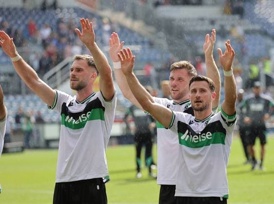 Boris Tomiak (Hannover 96), Enzo Leopold (Hannover 96) feiern den Sieg Fussball, Herren, Saison 2025 2026, 2.BL, Holstein Stadion, Holstein Kiel gegen Hannover 96, 1-2 DFL REGULATIONS PROHIBIT ANY USE OF PHOTOGRAPHS AS IMAGE SEQUENCES AND OR QUASI-VIDEO.