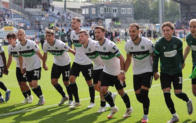 Benjamin Kaellman (Hannover 96) feiert mit der Mannschaft Fussball, Herren, Saison 2025 2026, 2.BL, Holstein Stadion, Holstein Kiel gegen Hannover 96, 1-2 DFL REGULATIONS PROHIBIT ANY USE OF PHOTOGRAPHS AS IMAGE SEQUENCES AND OR QUASI-VIDEO.
