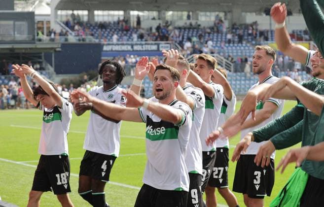 Sport Bilder des Tages Enzo Leopold (Hannover 96) feiert den Sieg Fussball, Herren, Saison 2025 2026, 2.BL, Holstein Stadion, Holstein Kiel gegen Hannover 96, 1-2 DFL REGULATIONS PROHIBIT ANY USE OF PHOTOGRAPHS AS IMAGE SEQUENCES AND OR QUASI-VIDEO.