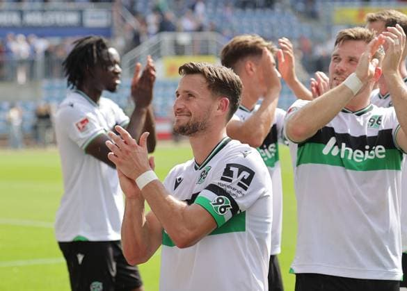 Enzo Leopold (Hannover 96) feiert den Sieg Fussball, Herren, Saison 2025 2026, 2.BL, Holstein Stadion, Holstein Kiel gegen Hannover 96, 1-2 DFL REGULATIONS PROHIBIT ANY USE OF PHOTOGRAPHS AS IMAGE SEQUENCES AND OR QUASI-VIDEO.