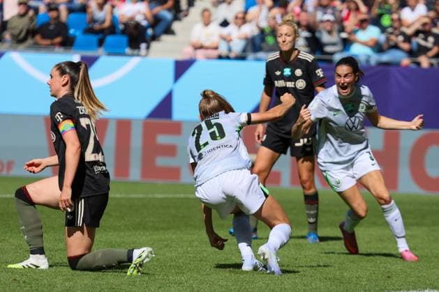 Karlsruhe, Deutschland 30. August 2025: DFB - Supercup - Frauen - 2025 2026 - FC Bayern München vs. VfL Wolfsburg Im Bild: v.li. die Zweite Torschützin Vivien Endemann (VfL Wolfsburg) macht das Tor zum 1:2 für Wolfsburg und jubelt mit Maria Joelle Wedemeyer (VfL Wolfsburg) DFB regulations prohibit any use of photographs as image sequences and or quasi-video BBBank Wildpark Baden Württemberg Copyright: xFotostandx xFantinix