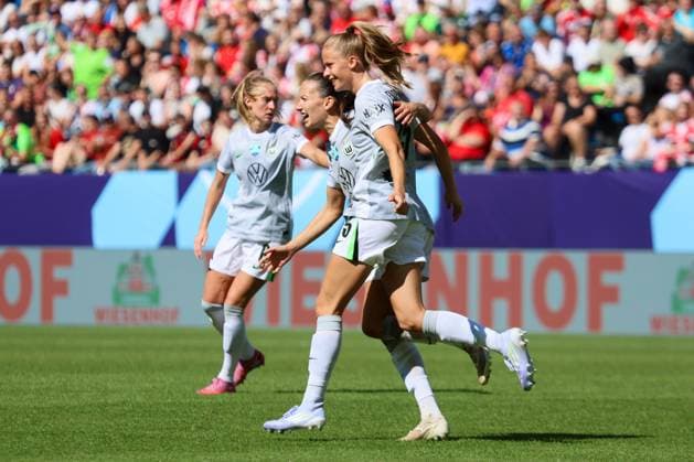 Karlsruhe, Deutschland 30. August 2025: DFB - Supercup - Frauen - 2025 2026 - FC Bayern München vs. VfL Wolfsburg Im Bild: v.li. die Zweite Torschützin Vivien Endemann (VfL Wolfsburg) macht das Tor zum 1:2 für Wolfsburg und jubelt mit Maria Joelle Wedemeyer (VfL Wolfsburg) DFB regulations prohibit any use of photographs as image sequences and or quasi-video BBBank Wildpark Baden Württemberg Copyright: xFotostandx xFantinix