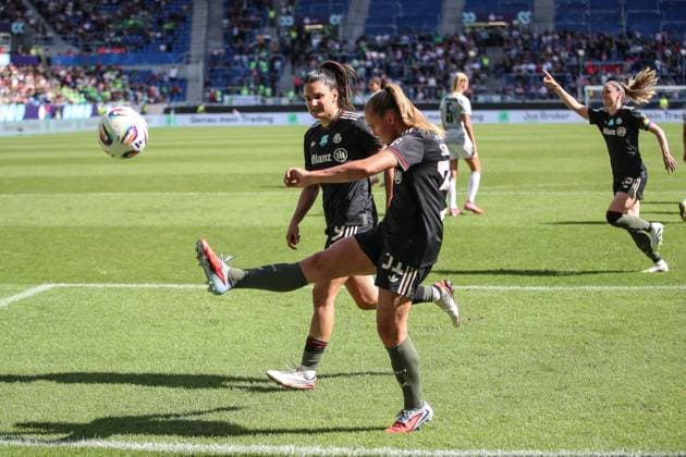 Pernille Harder (FC Bayern Muenchen, 31) kickt den Ball vor Freude in die Luft nach ihrem Treffer zum 4:1 per Elfmeter Magdalena Eriksson (FC Bayern Muenchen, 09), GER, FC Bayern Muenchen vs. VfL Wolfsburg, Google Pixel Supercup der Frauen, Finale, 2025 2026, 30.08.2025, DFL REGULATIONS PROHIBIT ANY USE OF PHOTOGRAPHS AS IMAGE SEQUENCES AND OR QUASI-VIDEO, GER, FC Bayern Muenchen vs. VfL Wolfsburg, Google Pixel Supercup der Frauen, Finale, 2025 2026, 30.08.2025 Karlsruhe Copyright: xEibner-Pressefoto JanxPrihodax EP_JPA