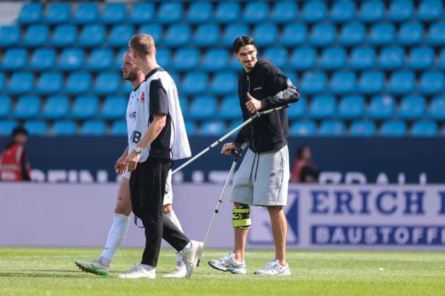 30.08.2025, 2. Bundesliga, 4. Spieltag, VfL Bochum 1848 - Preußen Münster, Der verletzte Antonio Tikvic (Preußen Münster) wird von den Fans gefeiert, Bochum Vonovia Ruhrstadion NRW Deutschland xRHR-FOTO DEx